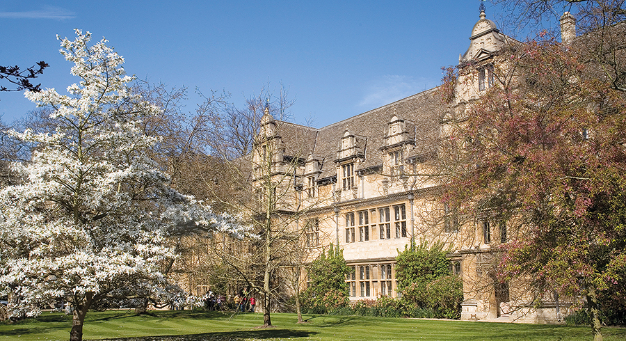 Das Trinity College in Oxford wurde 1555 zur Ausbildung katholischer Priester gegründet. In späteren Jahrhunderten diente es der anglikanischen Elite. Heute leben dort 400 weibliche und männliche Studierende der Universität Oxford.       
