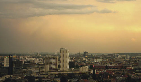 Petrinum, Eltern und Sch?ler/innen der 5. c Klasse, Abschied (weil im darauf folgenden Schuljahr die drei 5. Klassen auf zwei 6. Klassen zusammengelegt werdenAbendstimmung ?ber Urfahr und Linz, Industrie, Chemie, VOEST, Sparkassenturm in Urfahr, Len