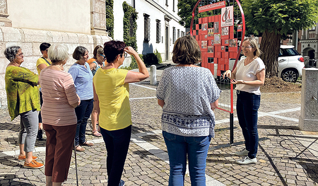 Ulrike Hammerl (re.) mit Besucherinnen der Ausstellung „Der Mensch im Zentrum“ am Michaelerplatz. 