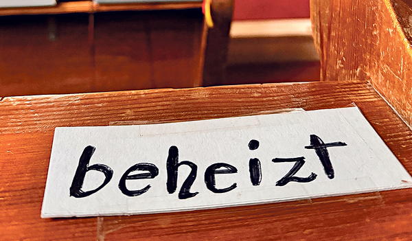 Mit welchem Energieträger geheizt wird, beschäftigt nicht nur Private, sondern auch kirchliche Institutionen. Auf dem Bild ist die Heizung der Kirchenbänke in Neukirchen am Walde zu sehen.