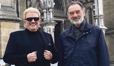 Der Schlagerstar Heino mit Dompfarrer Max Strasser vor dem Mariendom. 