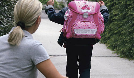 Pia geht in die Schule [ (c) www.BilderBox.com, Erwin Wodicka, Siedlerzeile 3, A-4062 Thening, Tel. + 43 676 5103678.Verwendung nur gegen HONORAR, BELEG, URHEBERVERMERK nach AGBs auf bilderbox.com], Allgemeinbildung, Ausbildung, Bildungsniveau, Bildu