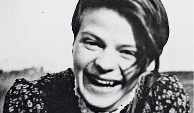 Ein Porträt von Sophie Scholl um 1939.   