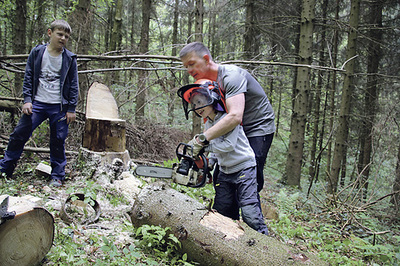 „Action mit Papa“ beim Scheibtruhenrennen, Schminken oder Baumfällen.  