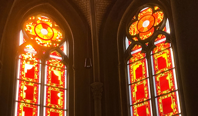 Die Strahlkraft der Glasfenster im Mariendom.