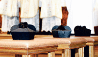Rituale können stützen, sind aber nicht das Ziel ... Szenenbild einer Messe nach dem tridentinischen („vorkonziliaren“) Ritus. / kathbild.at / Franz Josef Rupprecht Rituale können stützen, sind aber nicht das Ziel ... Szenenbild einer Messe nach dem tridentinischen („vorkonziliaren“) Ritus.