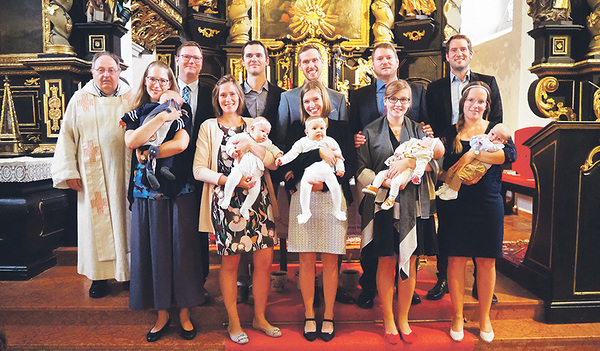 Franz Wild (im Bild ganz links) spendete allen fünf Kindern bei einer gemeinsamen Feier die Taufe.   