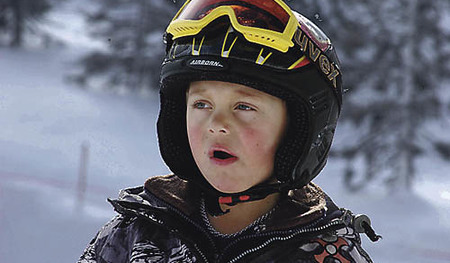 Urlaub am Hochkar 2005, Snowboard, Schi, Ski, Berge, Schnee, Unfall, Krankenwagen, Transport, Schaukel, Kinder, Kind, Helm, Sicherheit, Helme, Spuren, Baum, Jugend, Event, Familie, Rennen, Zapfen, Eis, Eiszapfen, M?dchen, Junge, Freude, Familienurlau