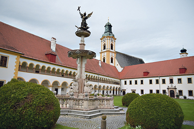 Die heutige barocke Klosteranlage von Stift Reichersberg wurde im Laufe des 17. Jahrhunderts errichtet, nachdem ein Brand im Jahr 1624 das romanisch-gotische Kloster zerstört hatte.  
