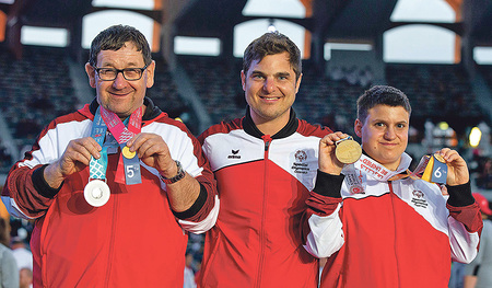 Susanne Kramer und Günter Mayrhuber holten bei den Special Olympics in Abu Dhabi Medaillen. Caritas-Mitarbeiter Patrick Oriold (Mitte) betreute die beiden Radfahrer:innen. 