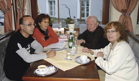 Gespr?ch beim Stiegenwirt Sch?rding mit Teilnehmerinnen an Wei?russland Deutsch-Sprachkursen. Von links nach rechts: Roland Herbst (Kellner), Grete Kubai (Organisatorin, Selbstst?ndige), Pep Streicher (Baustofh?ndler), Ingeborg Karl (pensionierte AHS