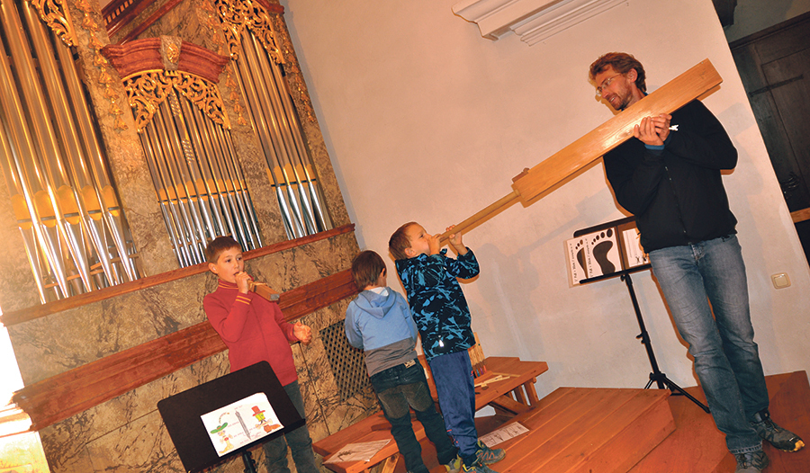 Bei den Kinderorgeltagen dürfen Mutige sogar selbst in die Tasten greifen. 