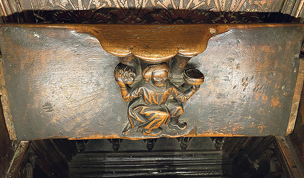 Die Unterseiten der Klappen des Chorgestühls sind mit Figuren verziert.   