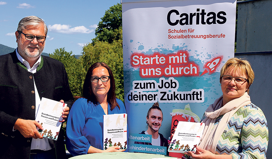 V. li. n. re.: Caritas-Vorstand Martin Gruber, Karin Pilz, Leiterin der Schulen für Sozialbetreuungsberufe, und Geschäftsleiterin Katharina Sturmaier präsentieren das Buch, das zum Jubiläum der Sozialbetreuungsschulen erschienen ist. 