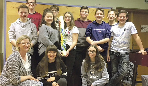 Die Jugendlichen aus Gampern  verzierten die Osterkerze.  