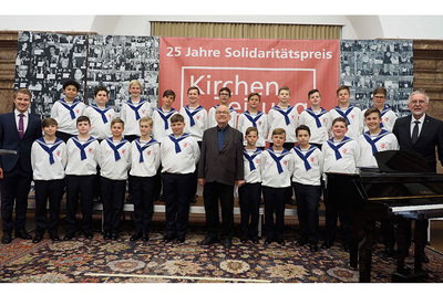 St. Florianer Sängerknaben mit Mag. Franz Farnberger (rechts) und Markus Stumpner BA (links) sowie Komponist Balduin Sulzer (Mitte).