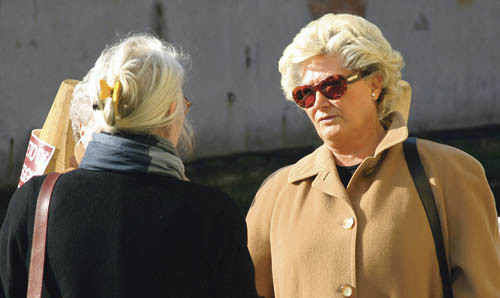 Seniorinnen im Geapraech [ (c) www.BilderBox.com, Erwin Wodicka, A-4063 Breitbrunn, Tel. +43 676 5103 678. Verwendung nur gegen HONORAR, BELEG, URHEBERVERMERK und den AGBs auf www.bilderbox.com ] in an am um im  auf einer beim Alt Alte Alter Menschen