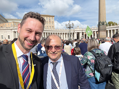 Thomas Hödl mit Thierry Bonaventura, Pressesprecher des Synodensekretärs Kardinal Mario Grech, auf dem Petersplatz in Rom.  