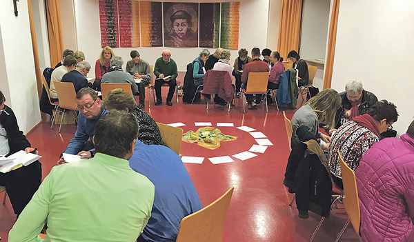 Beim Bibelkurs werden die Teilnehmer/innen in die Erarbeitung der biblischen Erzählungen einbezogen.    