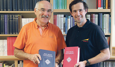 Franz Kogler und sein Nachfolger Reinhard Stiksel vom Bibelwerk Linz haben die Neuausgabe des Neuen Testaments koordiniert.   