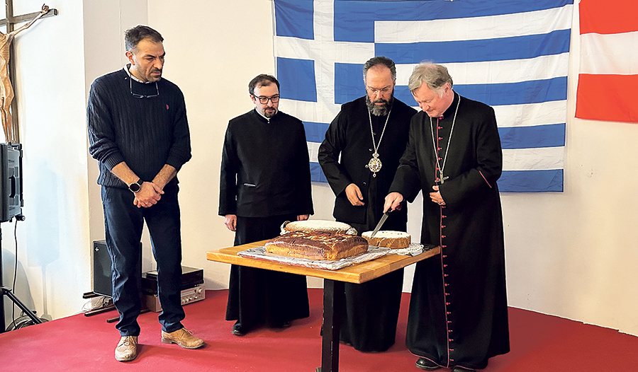 Tassos Tsampazogou von der Österreichisch-Griechischen Kulturgemeinschaft Linz (von links), P. Goran Ostojic, Metropolit Arsenios und Bischof Manfred Scheuer beim Anschneiden der Vasilopita, des traditionellen griechischen Neujahrskuchens.   