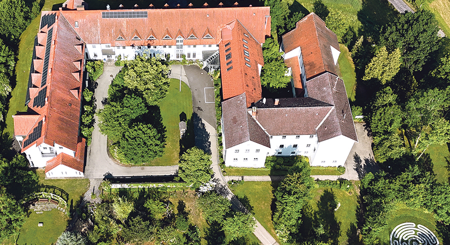 Bildungshaus Greisinghof mit Bibelgarten von oben. 