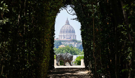 Blick durch das Schlüsselloch des großen Tores der Magistralvilla.    
