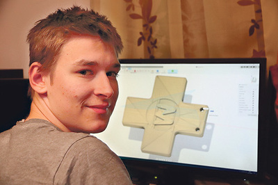 Sebastian Huber arbeitet am Entwurf für das Ministrantenkreuz.   