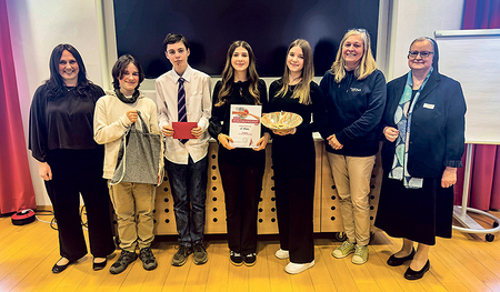 Generaloberin Sr. Angelika Garstenauer (rechts) gratulierte den „Lesepeers“ des Franziskusgymnasiums Wels zum ersten Platz.   