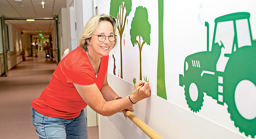 Petra Gorholt, diplomierte Grafikdesignerin, bei ihrer Arbeit.