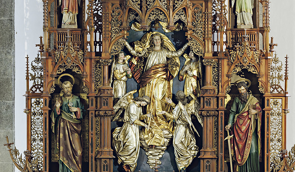 Der „freigesprochene“ Hochaltar, gestaltet von Josef Kepplinger, zeigt Mariä Himmelfahrt.  