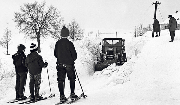 Winter 1962/63: Ein Traktor kämpft sich durch den Schnee in Süddeutschland.   