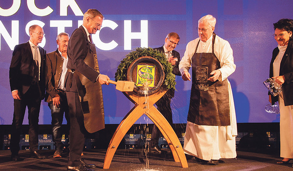 Landeshauptmann Stelzer (links) beim Bockbieranstich