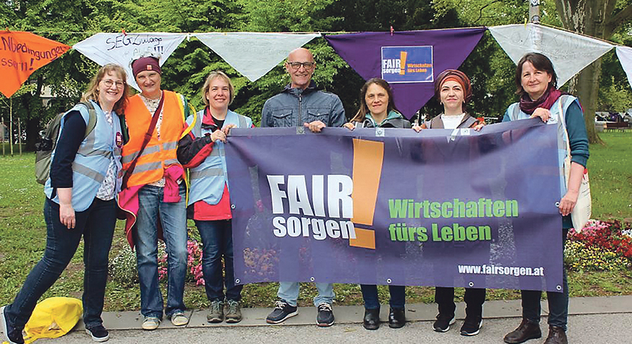  Mit öffentlichen Aktionen wird für die Bedeutung der Pflege sensibilisiert. In der Mitte: Thomas Stopper, ehrenamtlich im Treffpunkt Pflegepersonal aktiv. 