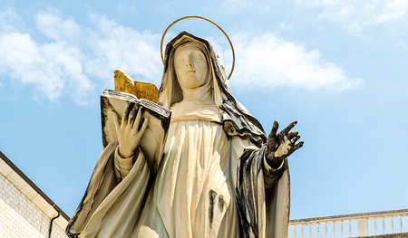 Heiligenstatuen faszinieren und distanzieren. Die heilige Scholastika, Schwester des heiligen Benedikt von Nursia, erscheint hier in der Benediktinerabtei Montecassino in Italien kompetent, aber unnahbar. 