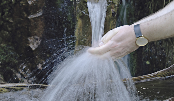 Das lebensspendende Wasser ist nirgends so frisch und klar wie an der Quelle.