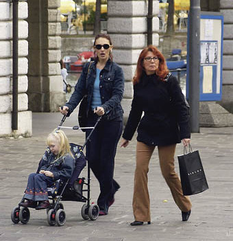 Mutter und Tochter mit KinderwagenCopyright (2002) by BilderBox.com, Erwin Wodicka, A-4062 Thening. Verwendung nur nach unseren AGB: www.bilderbox.com/agb.html ( in an einer einem auf als + und and & im beim mit einen am ) Menschen, Frauen, Weibl