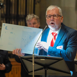 Josef Wallner bringt die Druckplatte