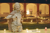 Christusfigur aus dem Kreuz-gang im Prämonstratenserstift Wilten, Innsbruck. Die Statue soll eine Brunnenfigur gewesen sein – aus der Seitenwunde strömte das Wasser.  