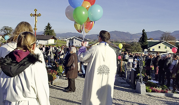 Gerhard Pumberger (mit den Luftballons) hat das Allerheiligenritual in Pinsdorf entwickelt.  