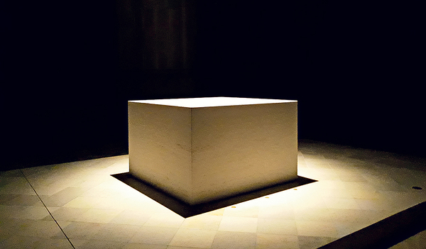Der Altar in der Mitte – ein Ort der Kraft  im Mariendom.   