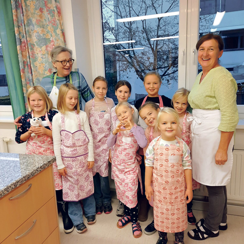 Einmal im Monat kochen Senior:innen gemeinsam mit Volksschulkindern köstliche Gerichte in der Schulküche der NMS Peuerbach.  