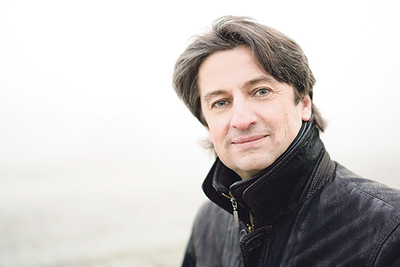 Eduard Matscheko dirigiert die Sinfonia Christkönig. 