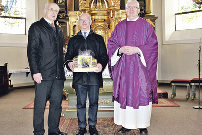 Pfarrer Dabrowski (re.) und PGR-Obmann Pfeil (li.) gratulierten Josef Bachmair. 