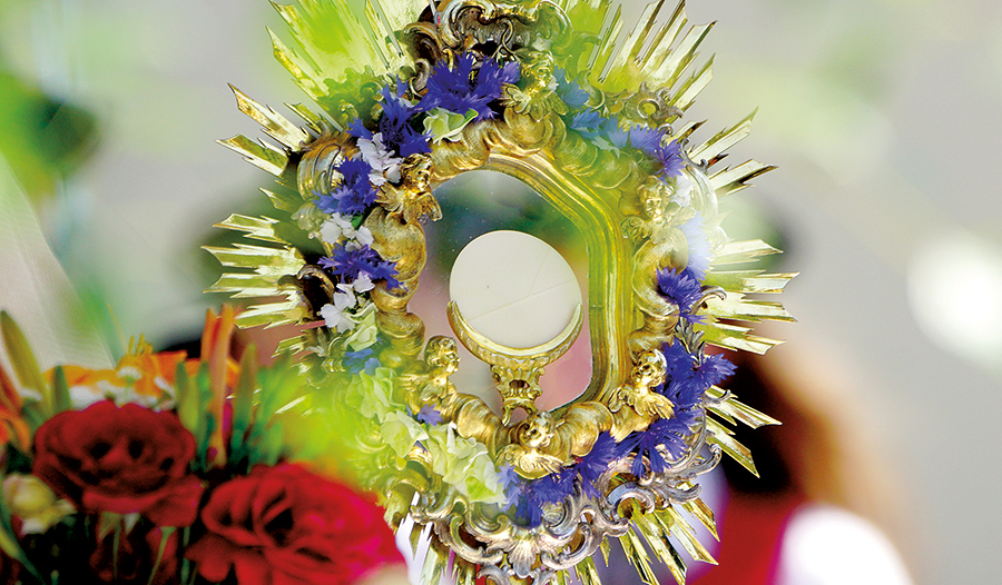 Zu Fronleichnam feiert die Kirche die Gegenwart Christi in den eucharistischen Gaben. In Prozessionen geht es dabei vielerorts über die Schwelle der Kirche hinaus auf die Straßen.