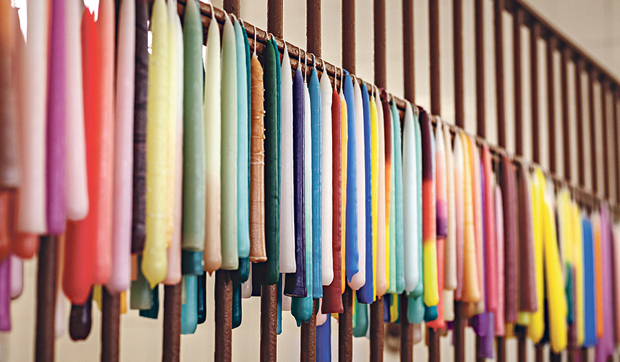 Beim Kerzenziehen können Kerzen in allen möglichen Farben hergestellt werden. Ein Ritual für die ganze Familie.  