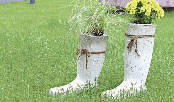 Gummstiefel aus Beton: Dekoration vor dem Eingang zum Agrar-Bildungs-Zentrum Hagenberg. Es bietet die Fachrichtungen „Ländliches Betriebs- und Haushaltsmanagement“ und „Landwirtschaft“.