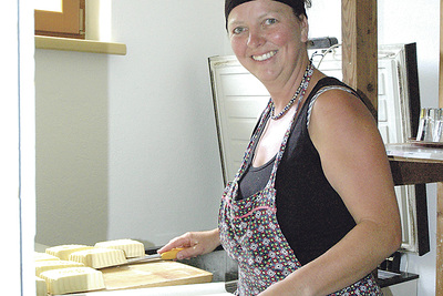 Butter machen in stundenlange Handarbeit.  