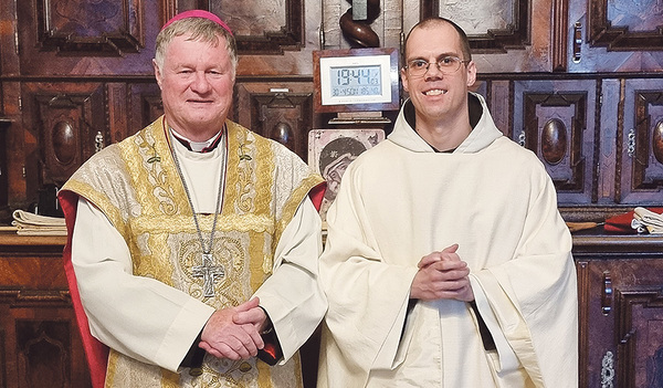 Bischof Manfred Scheuer mit dem Neupriester P. Peter-Maria Pendl.