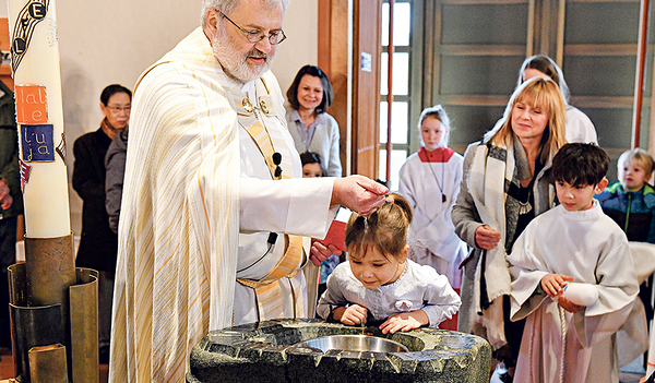 Eine Taufe im Rahmen eines Tauferinnerungsgottesdienstes vor der Erstkommunion. 